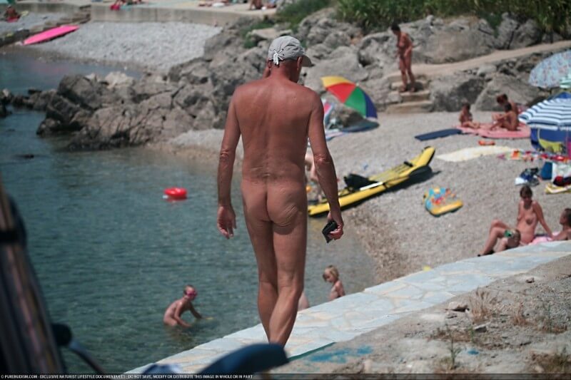 Nudist Shore Walking pics - Naturists love openness and freedom