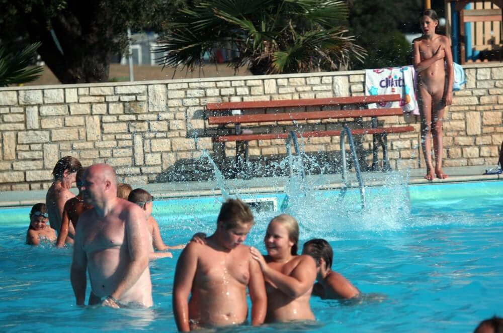 Naturist Pool Girls Profile pics - Nudism helps overcome shyness and insecurities
