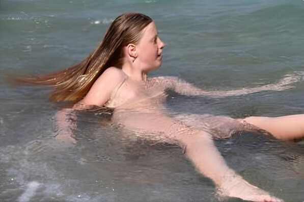 Turqoise Water Splash pics - Nudism fosters trust and mutual understanding