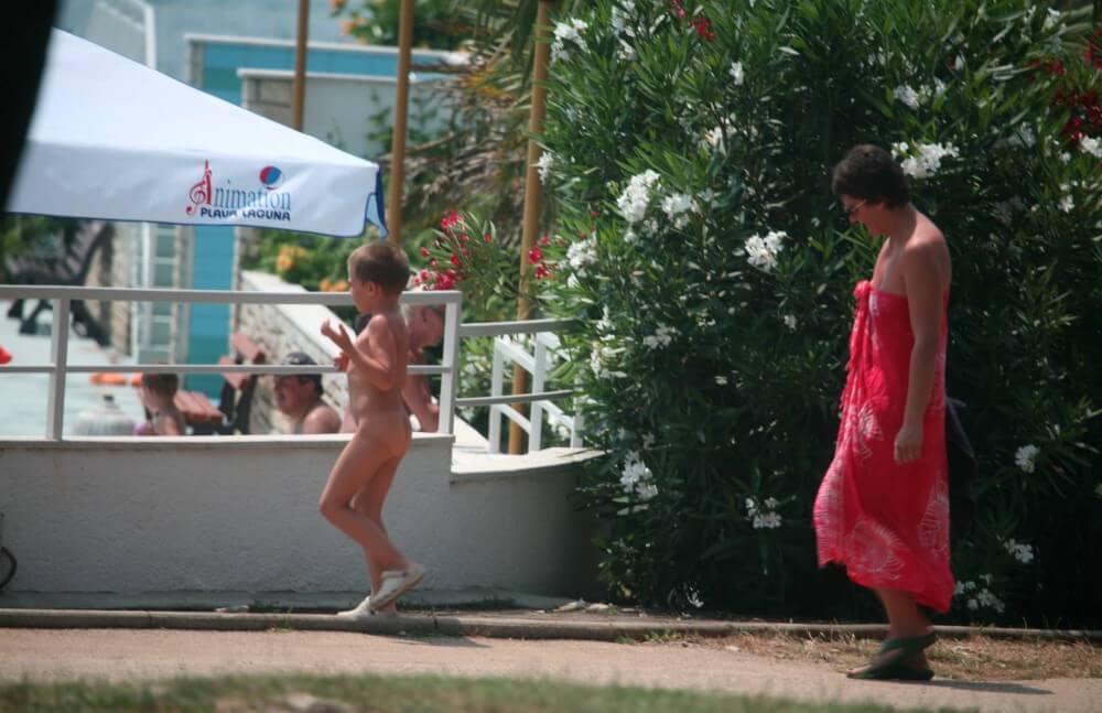 Naturist Pool Walkaround pics - Naturalness requires openness
