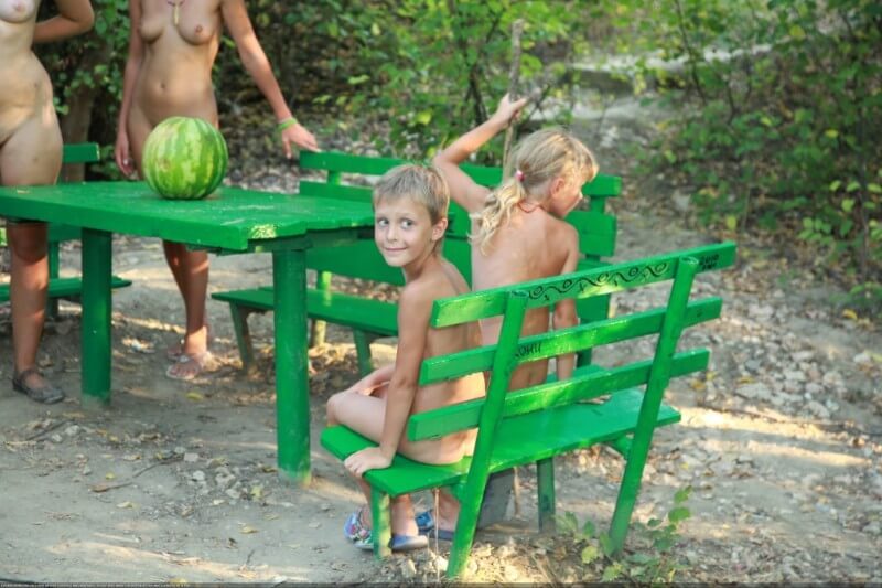 Naturists green picnic photos - Many beautiful people without clothes