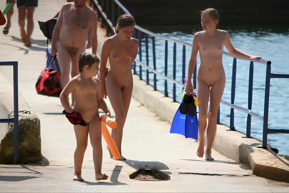 Naturism photo gallery # 11 - It is a philosophy based on trust and respect for the naked body and nature