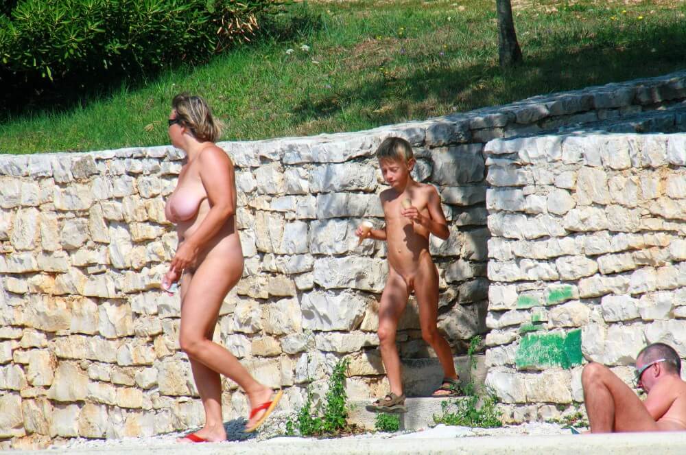 Ula FKK Wall-Side Families pics - The nature of nudism provides strength and inspiration
