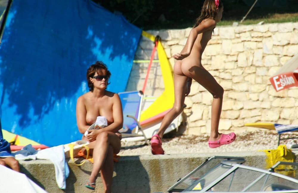 Bright Day Sun Tanning pics - Naturism and society