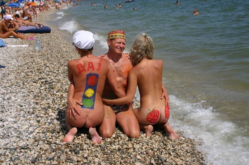 Bold Outdoor Nude Poses pics - Nudism is normal and fun