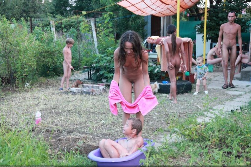 Green barrel of fun-grassy fields of gold photos - A spontaneous movement toward nudity