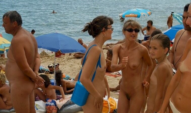 Documentary video naturism 1999 - Nudism promotes inner happiness