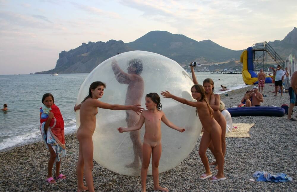 Pics Walk on the Beach Balloon - There are many politicians among nudists