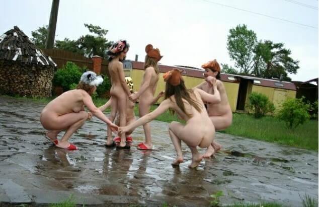 Naturism photo gallery # 23 - Freedom of choice and honesty are key ideas in naturism and nudism