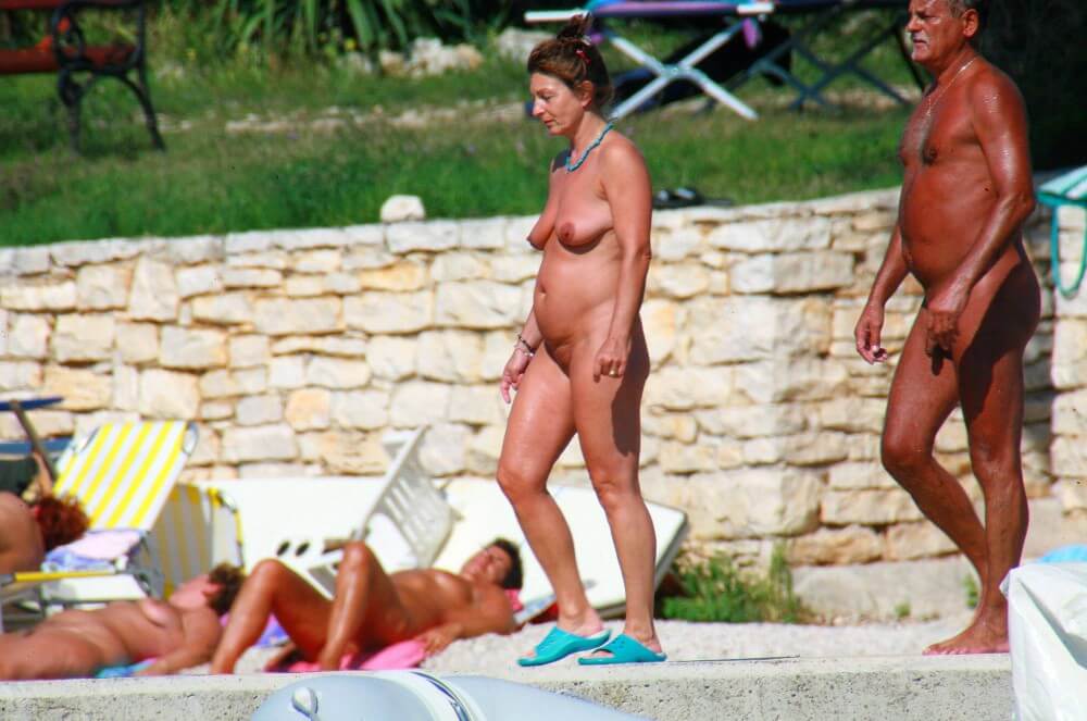 Ula FKK Wall-Side Passby photos - The naked body is an expression of freedom