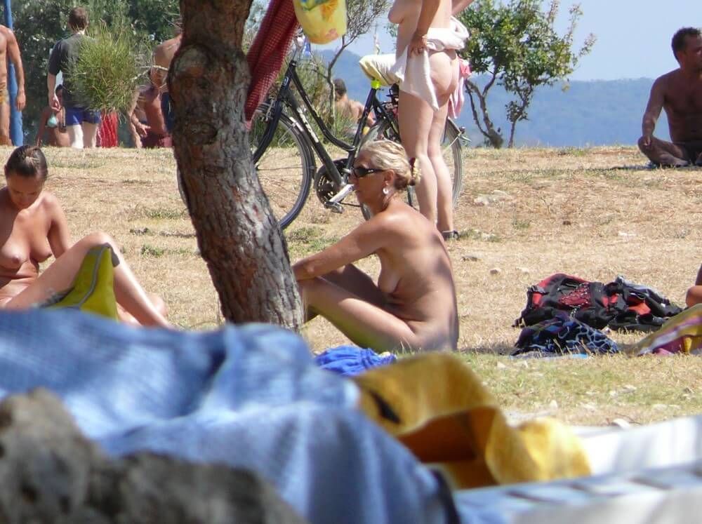 Ula FKK Shore Perspective pics - Support and mutual understanding are important in the nudism movement
