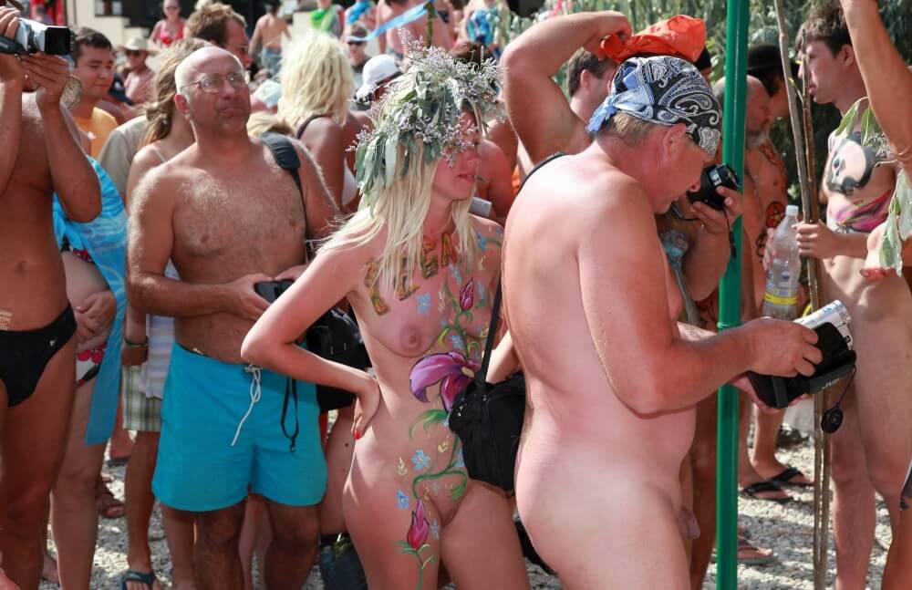 Neptune Painting Couple pics - Naturism implies a life free of unnecessary problems