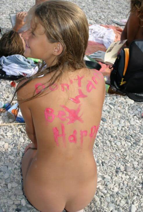 Osez vivre nu… Documentary naturism - People come together in unity with nature to take off their clothes