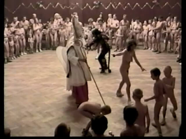 Helios Natura: Christmas Kinder Spiele - Nudity is an expression of naturalness and sincerity